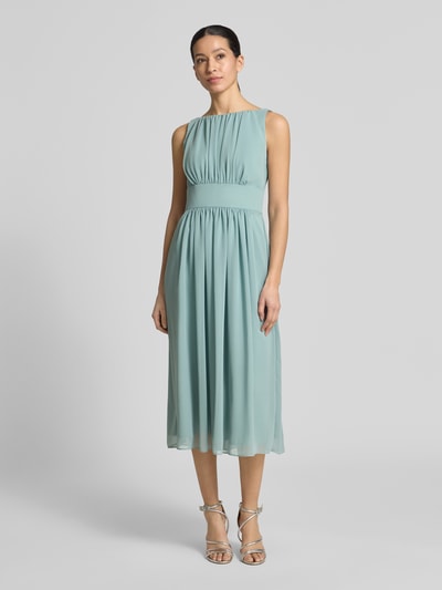 Frauenmodel trägt Cocktailkleid mit Rundhalsausschnitt und Taillenband von Swing, Chiffon, Midikleid, taillierter Schnitt, Ganzkörperansicht von vorne.