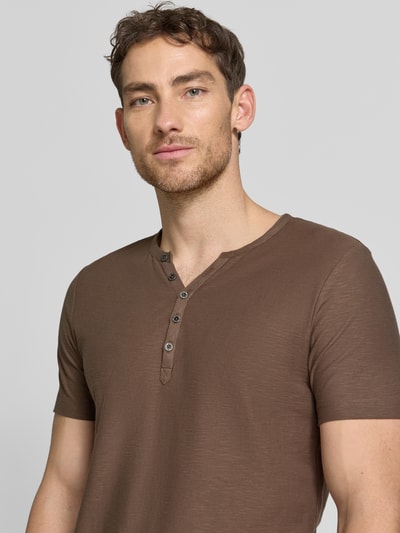 Mężczyznamodel nosi T-Shirt mit V-Ausschnitt und Knopfleiste von MCNEAL, bawełna, krój regular fit, kolor brązowy, zbliżenie na górną część ciała