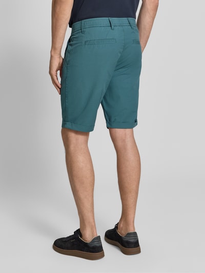 Männermodel trägt Chino-Shorts mit Gesäßleistentaschen von Lerros aus Baumwoll-Mix mit Stretch-Anteil, Straight Fit, Ganzkörperansicht Rückansicht.