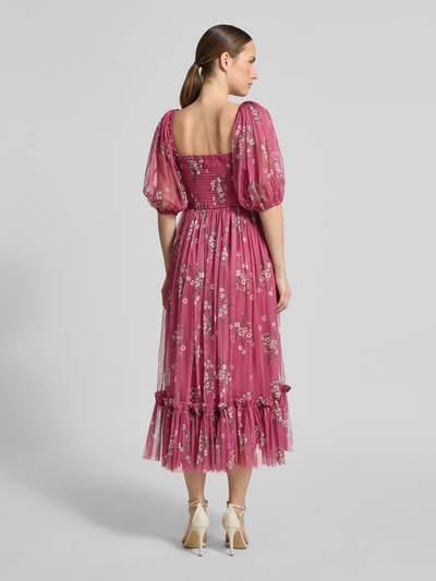 Modelka prezentuje sukienkę koktajlową 'Cocktailkleid im Allover-Look' od LACE & BEADS z tiulu, linia a, sukienka midi, wzór na całej powierzchni, bufiaste rękawy, długość tyłu w rozmiarze s: 108 cm, szerokość w rozmiarze s: 35 cm, długość rękawów w rozmiarze s: 36 cm, widok całej sylwetki z tyłu.