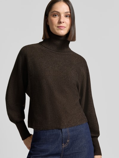 Vrouwenmodel draagt Regular Fit Pullover uit wolmix met kasjmier van HERZENS, col, elastische mouwboorden, donkerbruin, geheel van voren, ruglengte maat 36: 48 cm, mouwlengte maat 36: 47 cm.