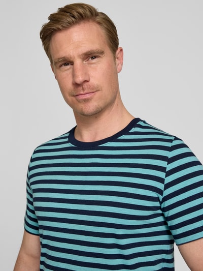 Männermodel trägt Regular Fit T-Shirt aus reiner Baumwolle von s.Oliver RED LABEL mit Optik:Allover-Muster, gestreift, Nahaufnahme Oberkörper.