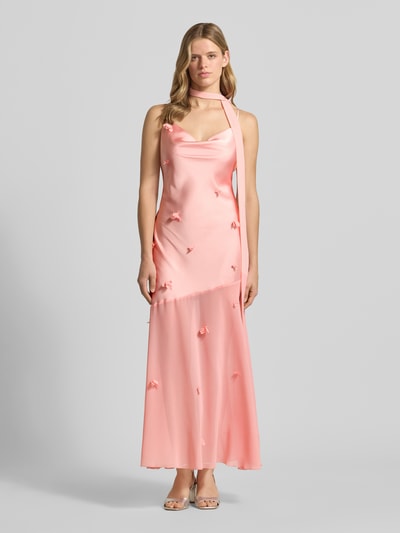Frauenmodel trägt Maxikleid mit floralem Besatz von Gina Tricot, Satin, Körpernahe Passform, Wasserfall-Ausschnitt, Spaghetti-Träger, zart rosafarbener Glanz, dezente Blumen-Applikationen, glatte Textur, Rückenlänge bei Größe 36: 133 cm, Brustweite bei Größe 36: 34 cm, Ganzkörperansicht von vorne.