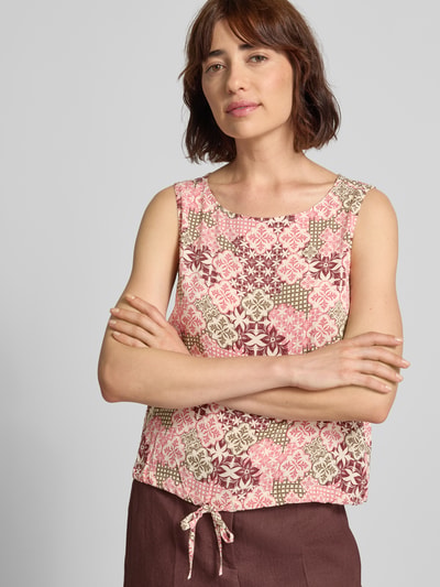 Frauenmodel trägt Regular Fit Blusentop aus Viskose-Mix von s.Oliver RED LABEL, bunt gemustert, weiche Textur, Nahaufnahme Oberkörper.