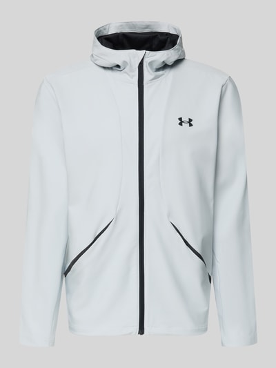 Produktfoto, helle Regular Fit Jacke mit Logo-Print Modell 'Unstoppable' von Under Armour, elastischer Material-Mix, mit Kapuze und Reißverschlusstaschen, sichtbare schwarze Details, glatte Textur, gerade Frontansicht.