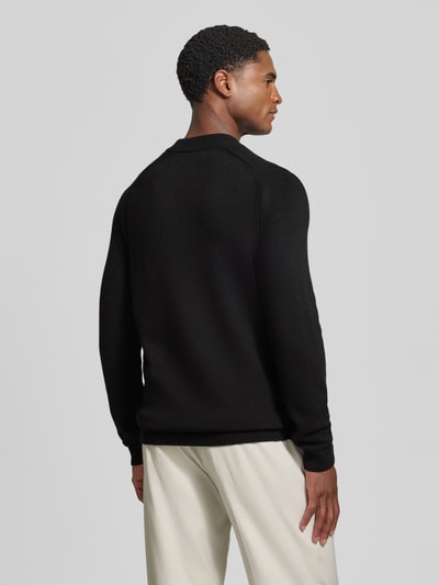 Männermodel trägt zwarte Regular fit pullover uit mix van viscose en wol model 'Wylandor' van JOOP! collectie, Ganzkörperansicht Rückansicht.