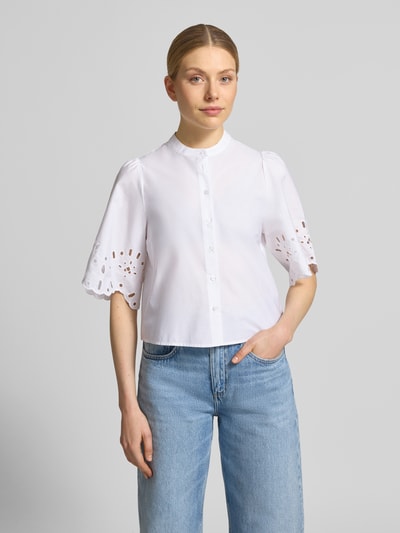 Vrouwenmodel draagt Relaxed Fit blouse met ajourwerk model 'Marika' van GUIDO MARIA KRETSCHMER WOMAN, puur katoen, halflange mouwen, witte stof, opstaande kraag, doorlopende knoopsluiting, ruglengte maat 36: 48 cm, mouwlengte maat 36: 35 cm, rechte vormen, fijne textuur, vooraanzicht van het hele lichaam.