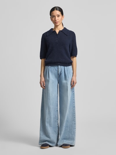 Frauenmodel trägt Wide Leg Jeans Modell 'Emanuela' von JOOP! aus Reine Baumwolle mit Gelegten Falten und Gesäßtaschen, Ganzkörperansicht von vorne.