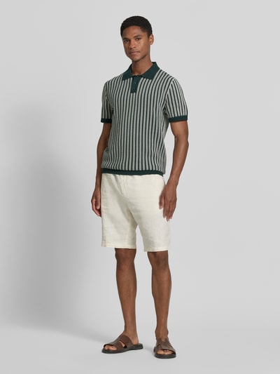 Męski model nosi Regular Fit Poloshirt in Strick-Optik von MCNEAL z bawełny, kołnierzyk polo, krótki rękaw, imitacja dzianiny, długość tyłu 71 cm, długość rękawów 24 cm, całopostaciowy widok z przodu