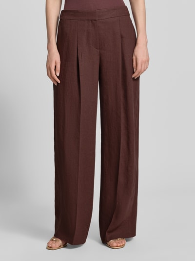 Frauenmodel trägt Relaxed Fit Hose aus Leinen-Mix Modell 'TIANA11' von BOSS, Optik: Unifarben, Material: Leinen-Viskose-Mix, Bügelfalten, seitliche Eingrifftaschen, Bundabschluss elastisch, Paspeltaschen hinten, Haken mit Reißverschluss, Ganzkörperansicht von vorne.