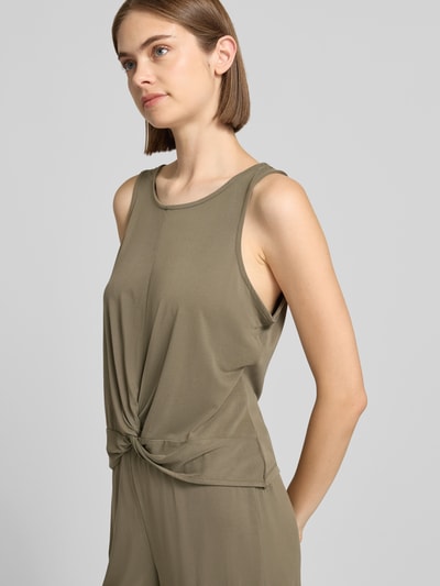 Frauenmodel trägt Regular Fit Top aus Viskose-Mix Modell 'ANORA' von PIECES in Khaki, glatte Textur, Ganzkörperansicht von vorne. Damen Top von PIECES.