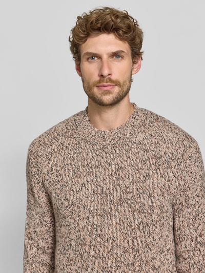 Männermodel trägt Slim Fit Strickpullover aus reinem Kaschmir von FTC Cashmere, melierte Farben, Strukturstrick, Nahaufnahme Oberkörper.