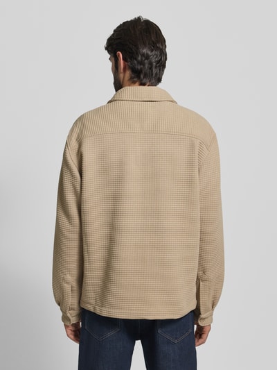 Männermodel draagt Hemdjacke met knoopsluiting van MCNEAL, materiaalmix met viscose, los model, kentkraag, ruglengte maat M 69 cm, Ganzkörperansicht Rückansicht.