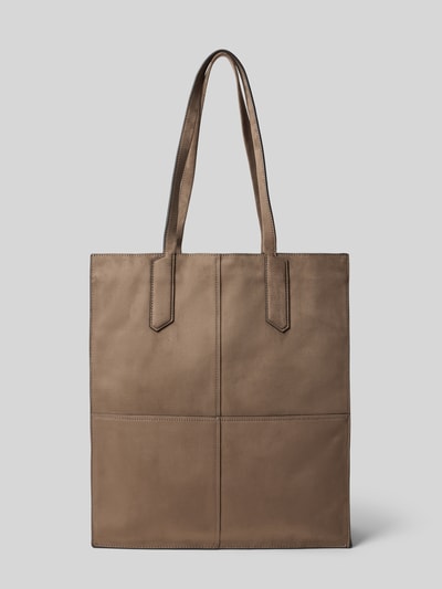Produktfoto, brązowa Tote Bag z wyraźną fakturą skóry, widoczne przeszycia, model 'AMY' od LIEBESKIND BERLIN, szerokie uchwyty, detal z logo, główna komora z zapięciem na nap, kieszeń wewnętrzna na zamek, kontekst: torba damska o wymiarach 35x40x11 cm, pasek na ramię 60 cm.