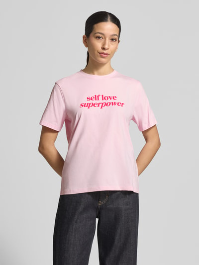 Frauenmodel trägt T-Shirt mit geripptem Rundhalsausschnitt Modell 'NORA' von Vila, Baumwoll-Elasthan-Mix, lockerer Schnitt, Ganzkörperansicht von vorne