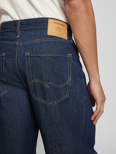 Männermodel trägt Wide Fit Jeans im 5-Pockets-Design Modell 'Dave' von Jack & Jones, dunkles Blau, reine Baumwolle, Nahaufnahme Rückansicht.