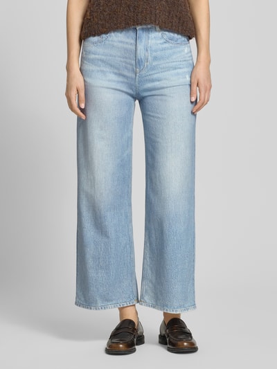 Frauenmodel trägt Jeans in verkürzter Passform Modell 'Calina cruise' von OPUS PANTS aus Reine Baumwolle mit Eingrifftaschen, Vorderansicht