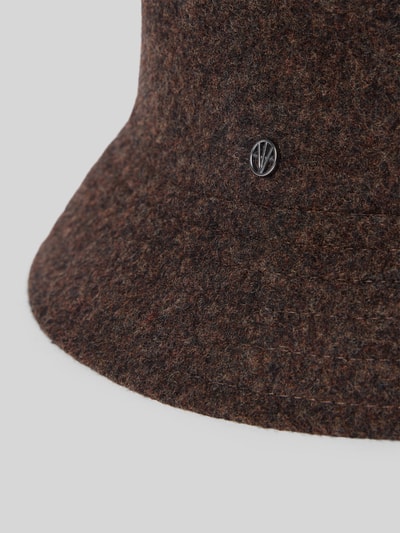 Produktfoto, Hut in Glockenform aus Woll-Mix von Loevenich, braune melierte Textur, breite Krempe, Label-Detail, Steppnähte