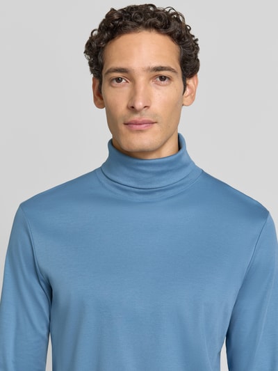 Männermodel trägt Regular Fit Langarmshirt mit Rollkragen Modell 'Pima' von RAGMAN in Hellblau, glatte Baumwollstruktur, Nahaufnahme Oberkörper. Rückenlänge bei Größe M: 68 cm.