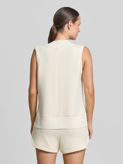 Vrouwenmodel draagt top uit viscosemix in tricotlook Model 'Freida' van VARLEY in beige, ribboorden, los model, ruglengte maat S 40 cm, Ganzkörperansicht Rückansicht.