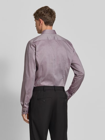 Männermodel trägt Body Fit Businesshemd aus Baumwoll-Mix von OLYMP Level 5 in hellem Lila, schwarze Hose, Ganzkörperansicht Rückansicht.