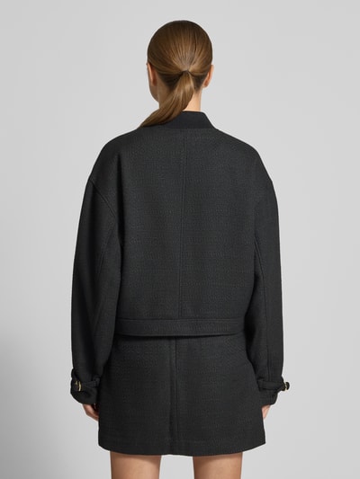 Frauenmodel trägt Oversized Sakko in Bouclé-Optik Modell 'ASENSE-1' von HUGO, Optik: unifarben, ganzkörperansicht rückansicht.