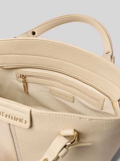 Produktfoto, Handtasche mit Anhänger Modell 'HYBRIS' von VALENTINO BAGS in Beige mit Hauptfach, Reißverschlussfach, Label-Detail, strukturierter Oberfläche, kurzen Tragegriffen, Breite 35 cm, Länge 22 cm, Tiefe 15 cm, Länge Schulterriemen 38 cm.