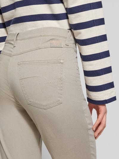 Kobieta nosi Flared Fit Stoffhose mit Eingrifftaschen Modell 'Laura' od Raphaela By Brax, jasnoszary bawełniany materiał z kieszeniami, Szerokość w rozmiarze 36: 40 cm, długość nogawki: 78 cm, detal tylnej kieszeni, zbliżenie tylnej części.