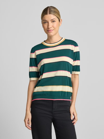 Modelka prezentuje 'Slim Fit Pullover aus reiner Baumwolle' od Jake*s Casual, szerokie kolorowe pasy, gładka tekstura, półzbliżenie przód.