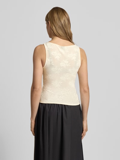 Modelka nosi Slim Fit Top mit floralem Allover-Stitching Modell 'Jacquard' von Gina Tricot, elastyczna mieszanka materiałów, krój slim fit, długość tyłu w rozmiarze S: 47 cm, jasny kolor i kwiatowy haft, całkowity widok z tyłu.