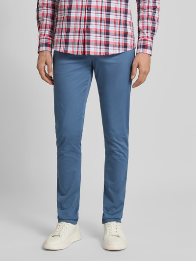 Męski model nosi Slim Fit Chino aus Baumwoll-Mix Modell 'BLEECKER' od Tommy Hilfiger, niebieski kolor, gładki, pełny przód, całe ciało.
