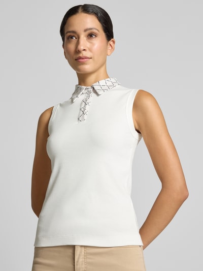 Vrouwenmodel draagt Top met Polokraag en Logo-Muster van Marc Cain, mix van katoen en elastaan, slim fit, knoopsluiting, ruglengte bij maat 36: 53 cm, close-up bovenlichaam vooraanzicht