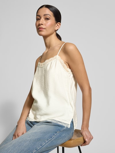 Frauenmodel trägt Trägertop aus Modal-Mix mit Spitzenbesatz von Jake*s Collection in Creme mit Spaghettiträgern, Regular-Fit, Ganzkörperansicht von vorne, Damen.