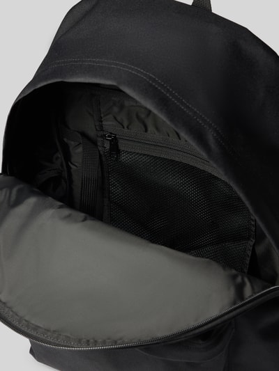 Produktfoto, Rucksack mit Label-Patch Modell 'Jake' von Carhartt Work In Progress, schwarz, Mesh-Innenfach, Reißverschlüsse, glatte Textur