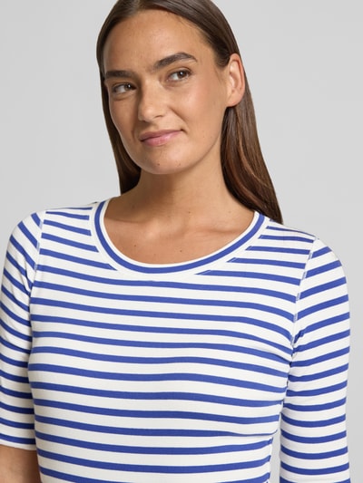 Frauenmodel trägt T-Shirt mit Rundhalsausschnitt und 1/2-Arm von Marc Cain, blau-weiß gestreift, Baumwoll-Elasthan-Mix, Regular-Fit, Rückenlänge bei Größe 36: 58 cm, Nahaufnahme Oberkörper.