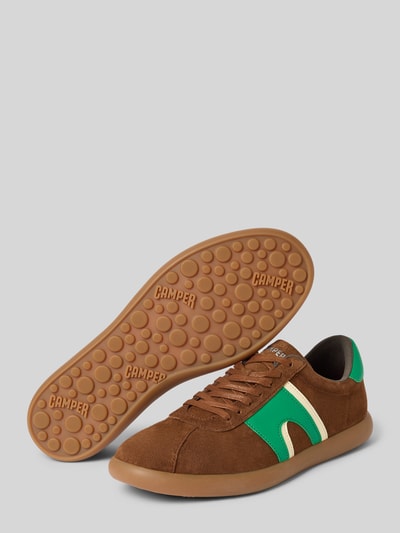 Produktfoto, Sneaker aus echtem Leder Modell 'Soller' von Camper, bruin met groene details, afgeronde pasvorm, logodetail, hakhoogte maat 44: 2 cm, schachthoogte maat 44: 8 cm, schachtbreedte maat 44: 12 cm