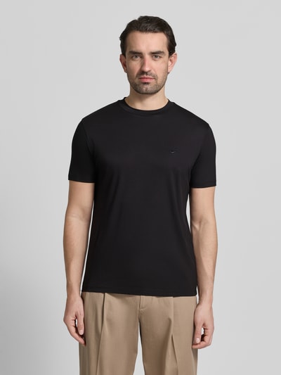 Männermodel trägt Regular Fit T-Shirt mit Rundhalsausschnitt von Emporio Armani in Schwarz, elastischer Modal-Mix, Ganzkörperansicht von vorne.