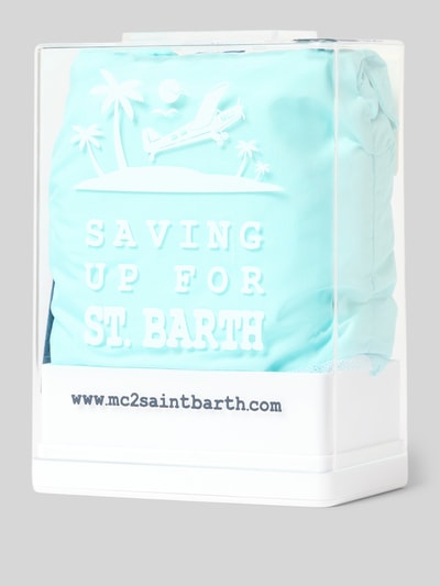 Produktfoto, türkisfarbene Badehose mit Logo-Print Modell 'Lighting Pantone' von MC2 Saint Barth in Geschenkbox, strukturierte Oberfläche.