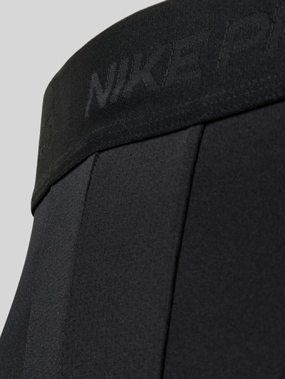 Produktfoto, Radlerhose mit elastischem Bund von NIKE TRAINING, Schwarz mit Label-Details, Material-Mix mit Stretch-Anteil, glatte Textur