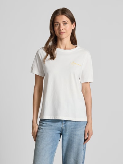 Frauenmodel trägt Damen T-Shirt mit Rundhalsausschnitt Modell 'SYBILLA' von Vila aus Reine Baumwolle, Regular-Fit, Stitching, ganzkörperansicht von vorne.