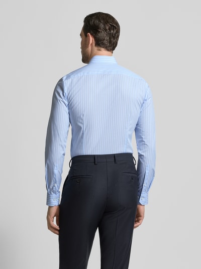 Männermodel trägt blau-weiß gestreiftes Super Slim Fit Business-Hemd mit Kentkragen von OLYMP No. Six, Rückenansicht Ganzkörperansicht. Baumwoll-Elasthan-Mix, Knopfleiste, schmale Passform, Business-Look