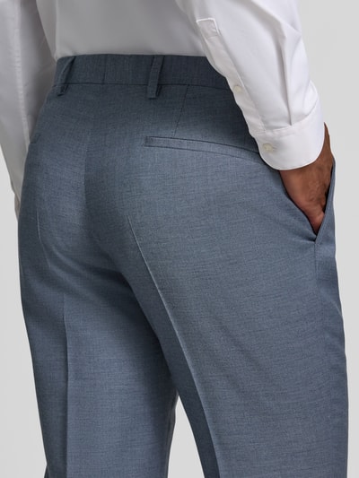 Mężczyzna model nosi Slim Fit Anzug aus Viskose-Mix von ROY ROBSON, kolor niebieskoszary, Szerokość w rozmiarze 50: 45 cm, Długość tyłu: 74 cm, Szerokość ramion: 44 cm, Długość rękawów: 66 cm, Długość wewnętrzna nogawki: 85 cm, Ganzkörperansicht Rückansicht.
