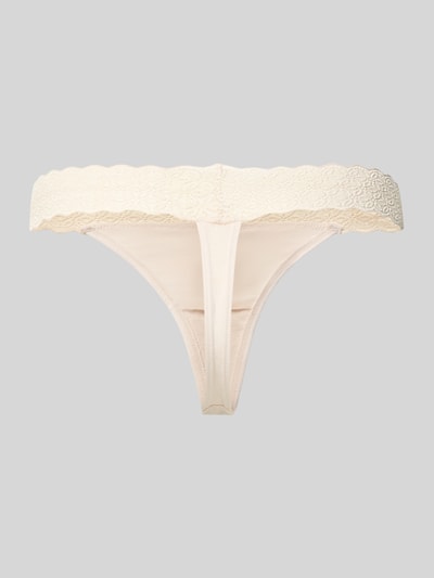 Produktfoto, cremefarbener String aus Modal-Mix von Jake*s Casual mit elastischem Bund und feiner Spitzenstruktur vor grauem Hintergrund.