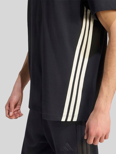 adidas Sportswear T-shirt o kroju relaxed fit z czystej bawełny Czarny 5