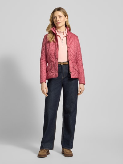 Frauenmodel trägt Regular Fit Steppjacke mit Stehkragen Modell 'FLYWEIGHT' von Barbour, Optik: Unifarben, Langarm, Pattentaschen, Ganzkörperansicht von vorne.