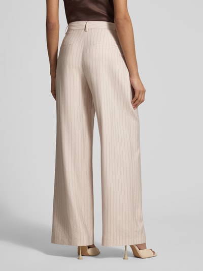 Männermodel trägt Wide Leg Hose mit Gesäßtaschen von Jake*s Collection, beżowe, delikatne prążki, spodnie z szerokimi nogawkami, szerokość w rozmiarze 38: 39 cm, długość wewnętrzna nogawki w rozmiarze 38: 79 cm, zapięcie na guzik i zamek błyskawiczny, zakładki, kieszenie z tyłu, widok całej sylwetki od tyłu