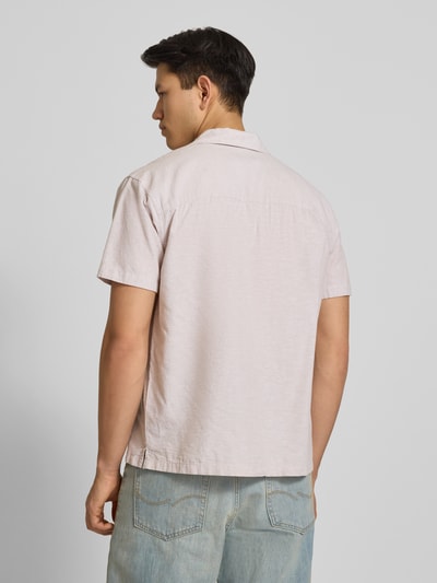 Männermodel trägt Regular Fit Freizeithemd aus Baumwoll-Leinen-Mix von Jack & Jones, Modell BREEZE, helle Farbe, Rückenansicht.