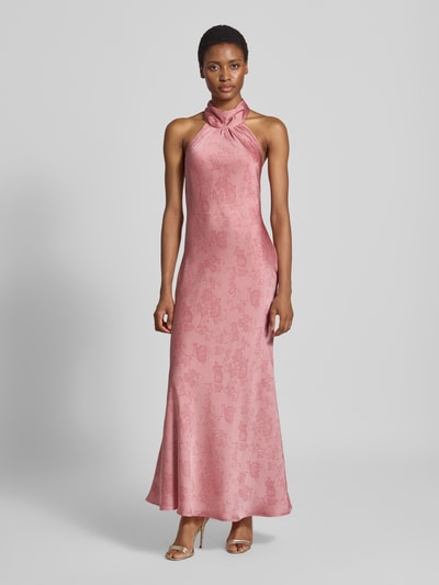 Frauenmodel trägt Abendkleid mit Neckholder Modell 'Fiona' von Neo Noir in Satin, roséfarben, taillierte Passform, Maxilänge, Ganzkörperansicht von vorne.