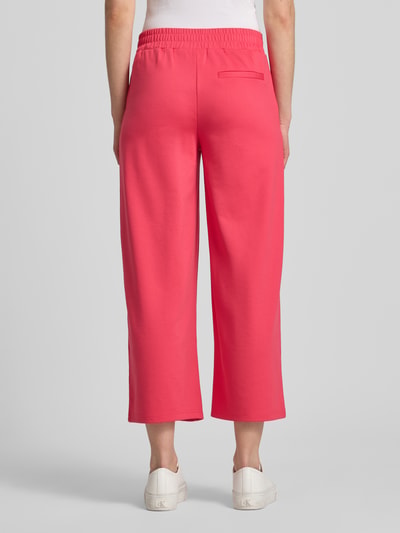 Frauenmodel trägt Wide Leg Sweatpants mit elastischem Bund Modell 'Kate' von ICHI in Pink, Material-Mix mit Viskose-Anteil, Ganzkörperansicht Rückansicht.