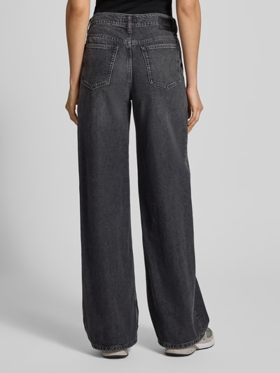 Kobiece model nosi Jeansy Wide Leg Modell 'FLUNG' od Drykorn z mieszanki bawełny i lyocellu, wpuszczane kieszenie, szerokie nogawki, rozmiar 27/34, widok całej sylwetki z tyłu.